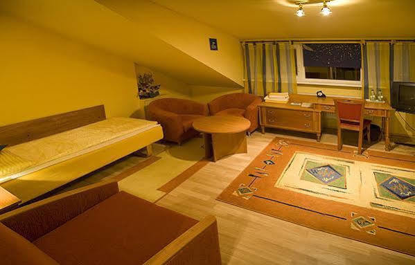 Pokoje Goscinne Akropol Познан Екстериор снимка